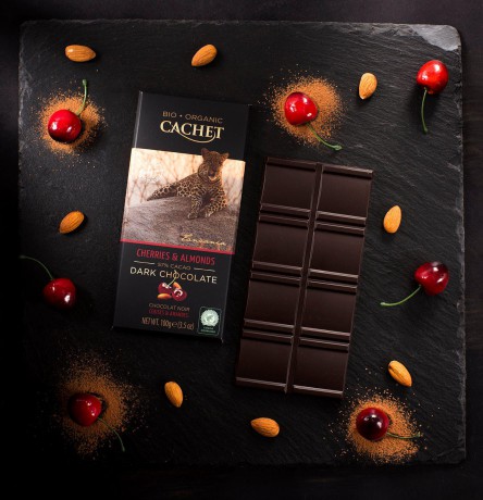 CACHET ORGANIC Horká čokoláda 57% - čerešňa a mandle
